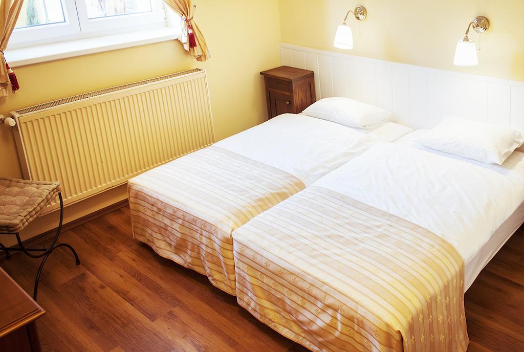 Villa Sipeky Senec Rom bilde